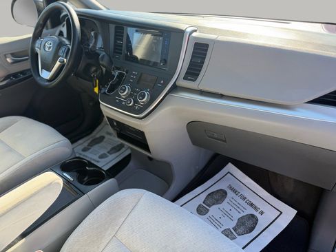 Used 2016 Toyota Sienna LE image 17