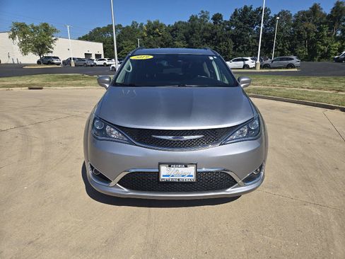 Used 2019 Chrysler Pacifica Touring-L Plus w/ Tire & Wheel Group FWD image 7