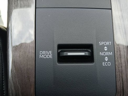 Used 2024 Toyota Highlander Limited FWD image 21