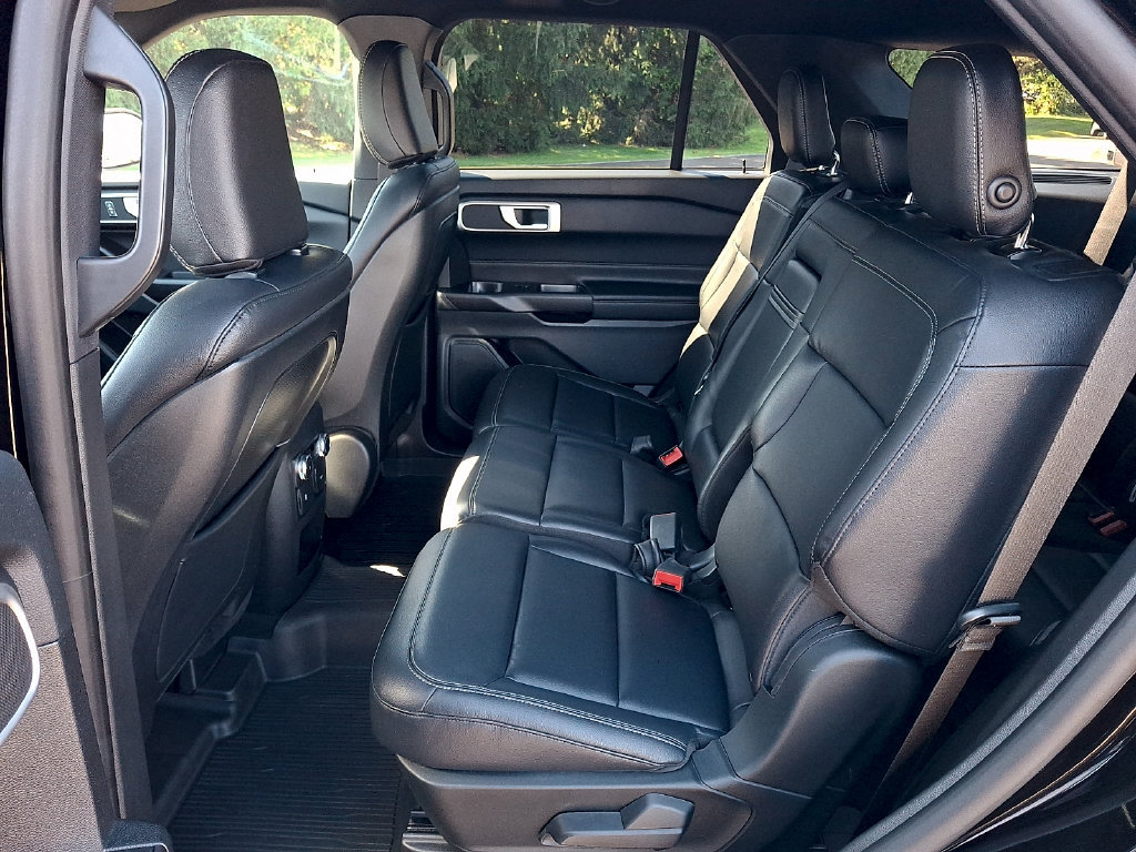 Used 2020 Ford Explorer XLT w/ Equipment Group 202A AWD/4WD image 14