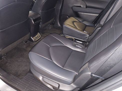 Used 2024 Toyota Highlander XLE FWD image 32