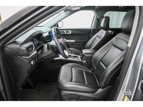 Used 2020 Ford Explorer XLT w/ Equipment Group 202A AWD/4WD image 39