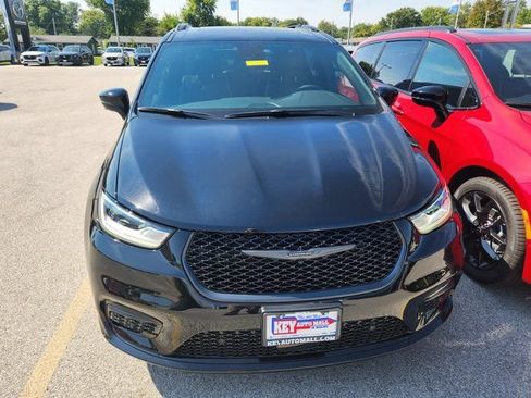 New 2026 Chrysler Pacifica Limited w/ S Appearance Package FWD image 2