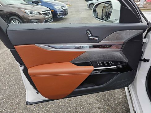 New 2025 BMW i7 xDrive60 w/ Executive Package image 25