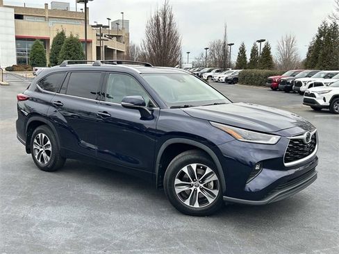 Used 2021 Toyota Highlander XLE image 2
