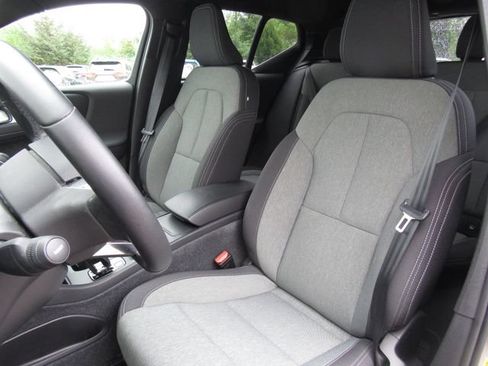 Used 2024 Volvo XC40 B5 Core AWD/4WD image 11