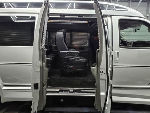 Used 2018 GMC Savana 2500 Extended w/ Enhanced Convenience Package RWD image 12