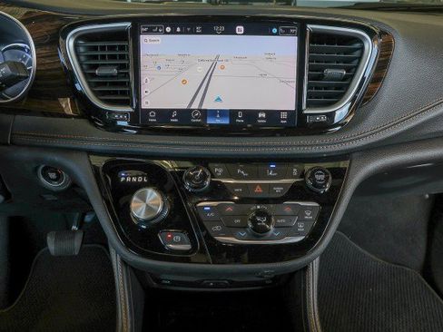 Used 2023 Chrysler Pacifica Pinnacle FWD image 13