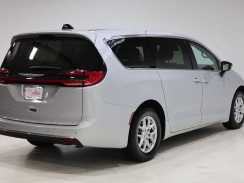 Used 2024 Chrysler Pacifica Touring-L FWD image 8