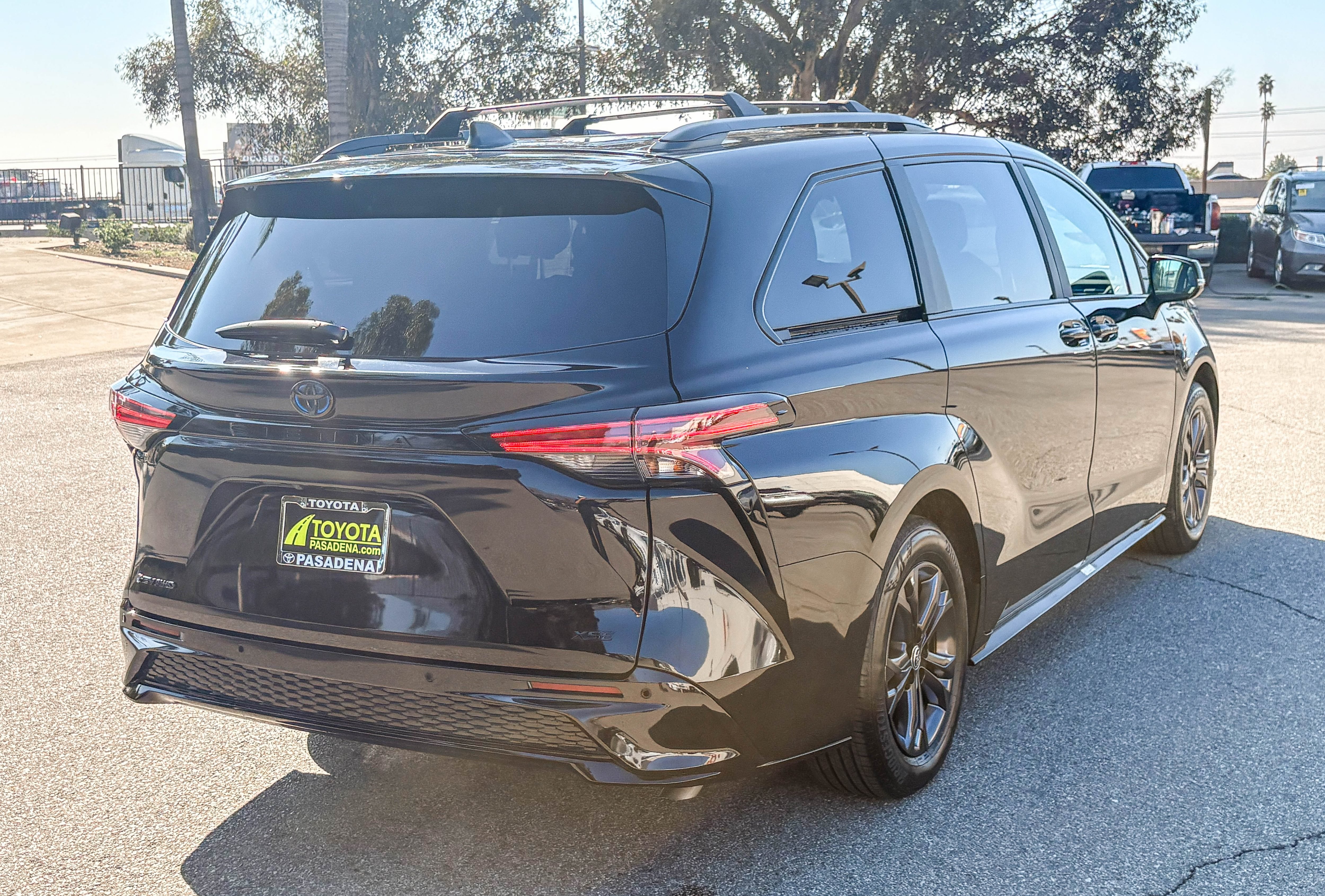 Used 2025 Toyota Sienna XSE w/ XSE Premium Package AWD/4WD image 6