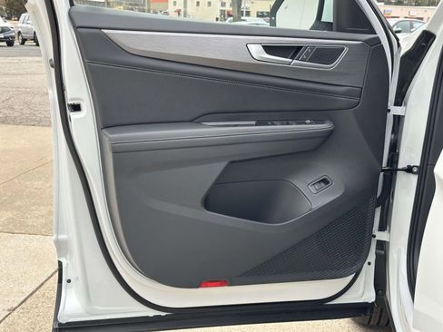 Certified 2025 Volkswagen Atlas Cross Sport SE w/ Black Wheel Package image 16