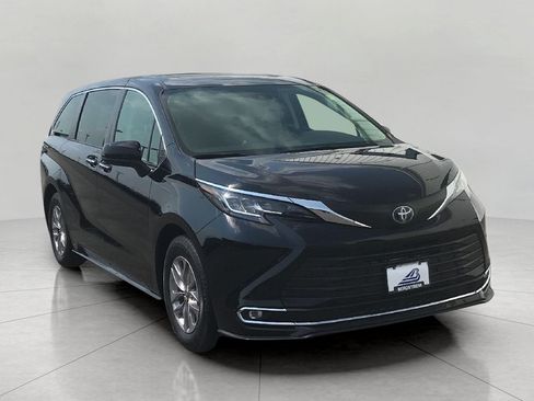 Used 2022 Toyota Sienna XLE FWD image 1