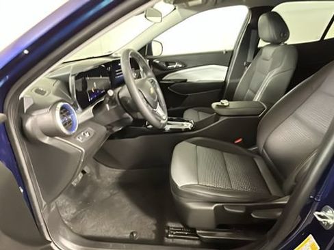 Used 2024 Chevrolet Trax LT w/ Sunroof Package FWD image 11