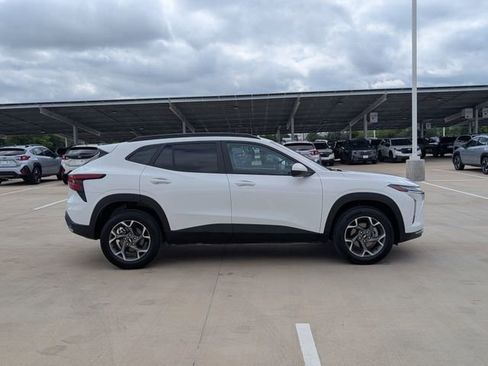 Used 2025 Chevrolet Trax LT FWD image 6