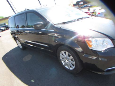 Used 2015 Chrysler Town & Country Touring image 44