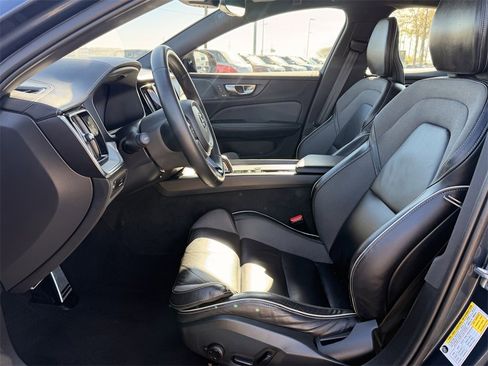 Used 2022 Volvo S60 B5 R-Design image 11