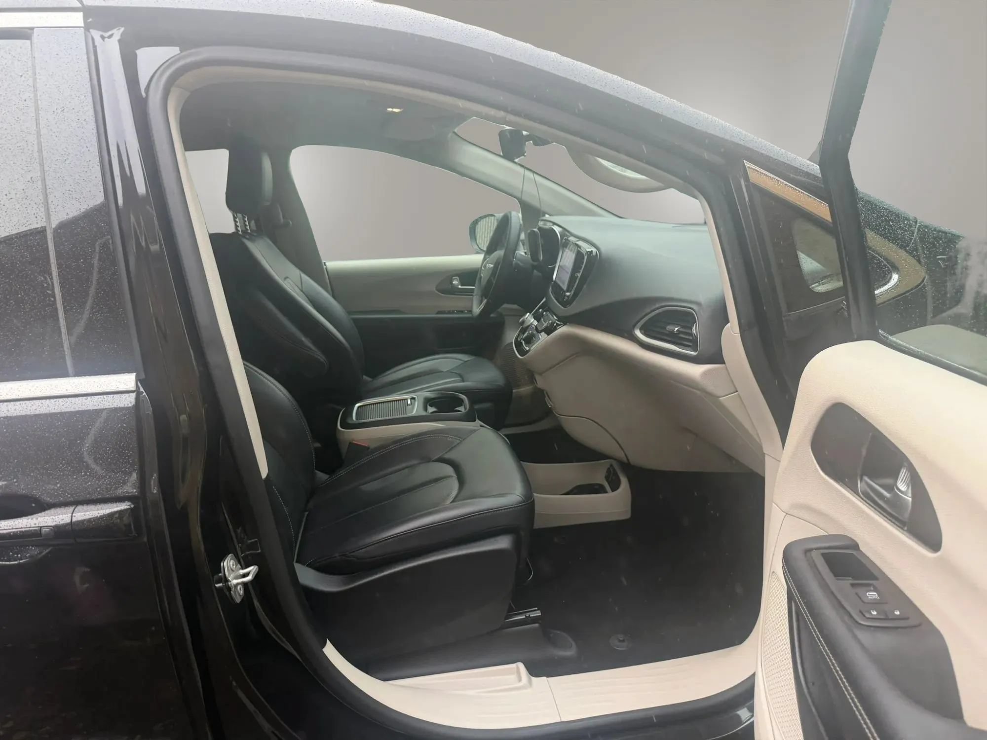 Used 2023 Chrysler Pacifica Touring-L FWD image 12