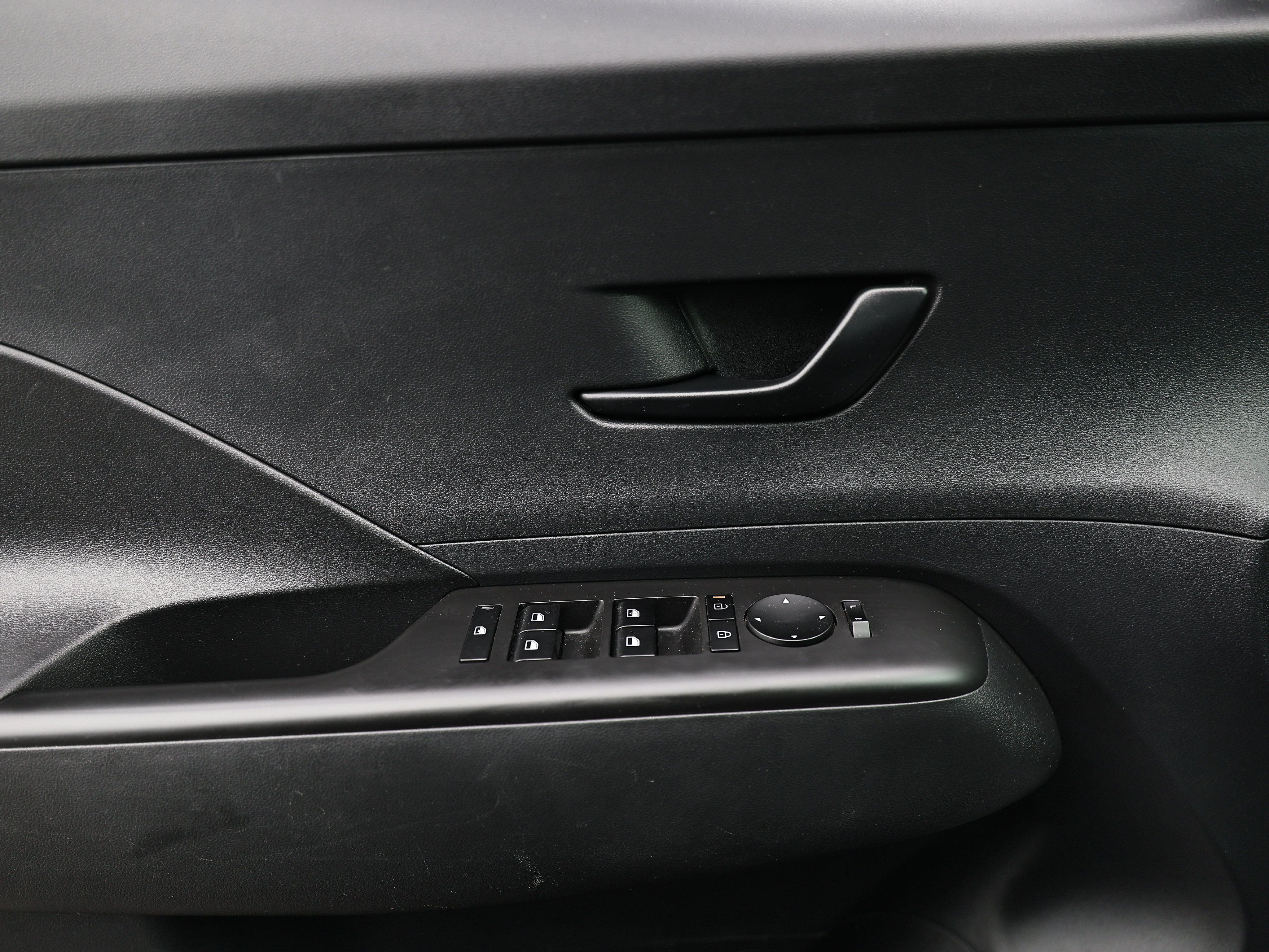 Used 2024 Hyundai Kona SE FWD image 14
