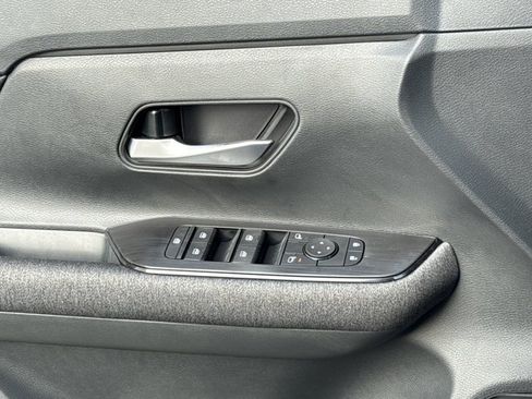 Used 2025 Nissan Kicks SV image 11