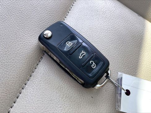Used 2013 Volkswagen Tiguan SE FWD image 11