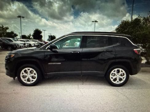 Used 2024 Jeep Compass Latitude AWD/4WD image 2