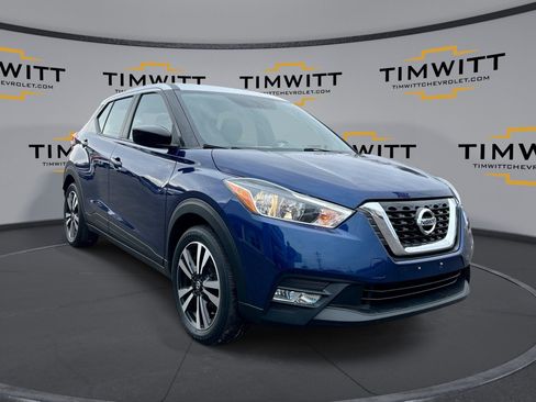 Used 2019 Nissan Kicks S image 1