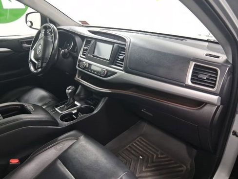 Used 2019 Toyota Highlander XLE w/ Carpet Mat Package (TMS) AWD/4WD image 18