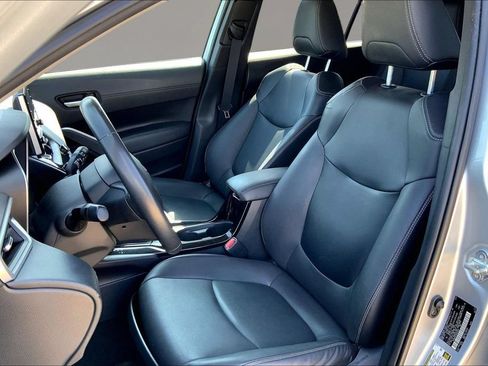 Used 2022 Toyota Corolla Cross XLE w/ Convenience Package FWD image 25