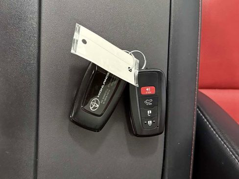 Used 2022 Toyota Highlander XSE image 34