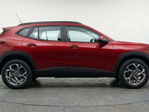 Used 2025 Chevrolet Trax LT FWD image 9