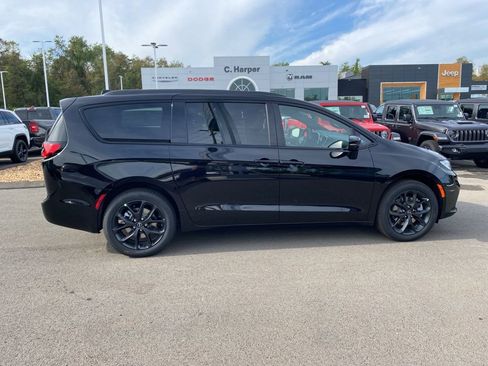 New 2026 Chrysler Pacifica Limited w/ S Appearance Package image 2