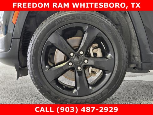 Used 2022 Jeep Grand Cherokee L Laredo AWD/4WD image 7