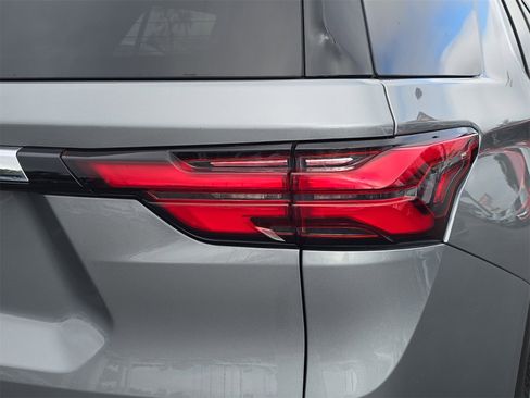 Used 2023 Chevrolet Traverse LT w/ Rear Camera Mirror Package image 6