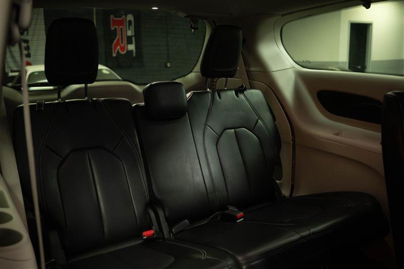 Used 2023 Chrysler Pacifica Touring-L FWD image 18