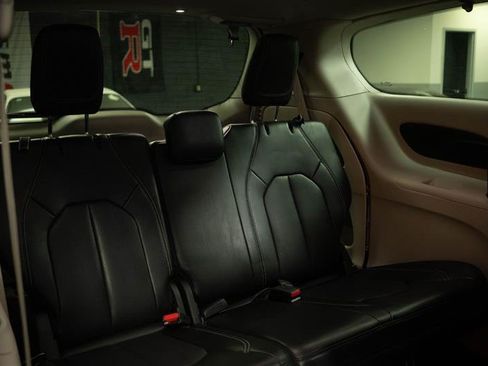 Used 2023 Chrysler Pacifica Touring-L FWD image 18