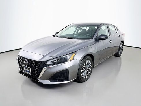 Used 2025 Nissan Altima 2.5 SV image 3