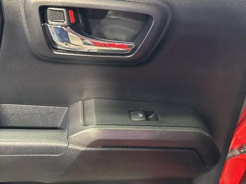 Used 2016 Toyota Tacoma SR image 28