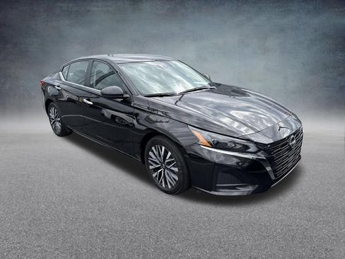 Used 2025 Nissan Altima 2.5 SV FWD image 2