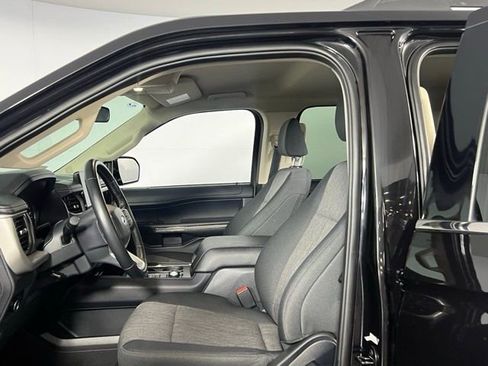 Used 2024 Ford Expedition XLT image 30