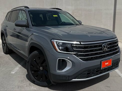 Certified 2025 Volkswagen Atlas SE image 1