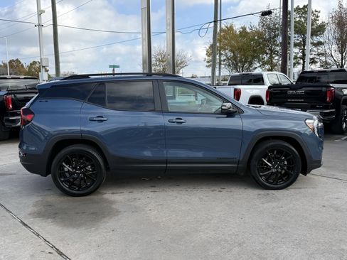 Used 2024 GMC Terrain SLE w/ Driver Convenience Package image 3