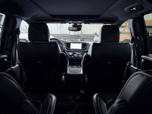 Used 2025 Chrysler Pacifica Limited FWD image 27