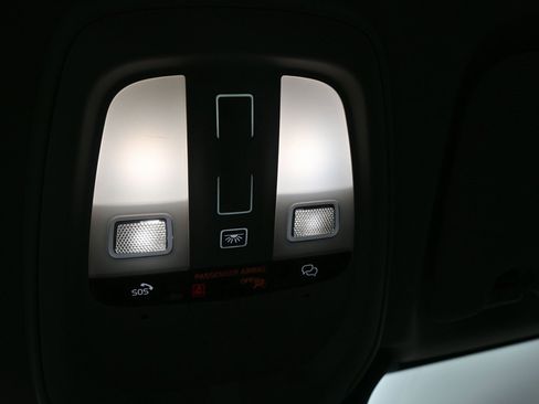 Used 2023 Volvo XC60 B5 Plus image 23