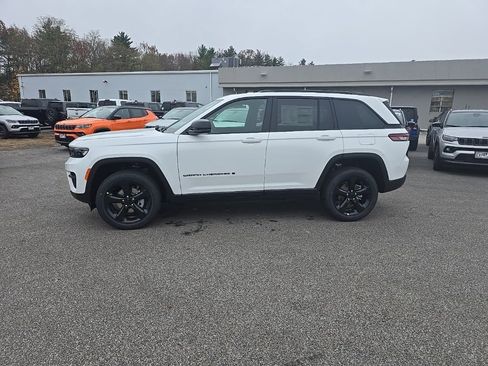 New 2025 Jeep Grand Cherokee Altitude image 4