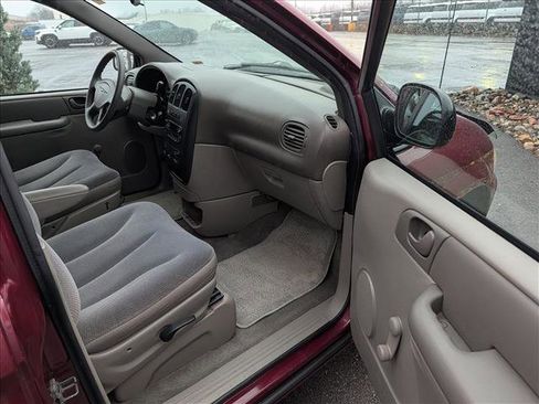 Used 2002 Chrysler Voyager eC image 10