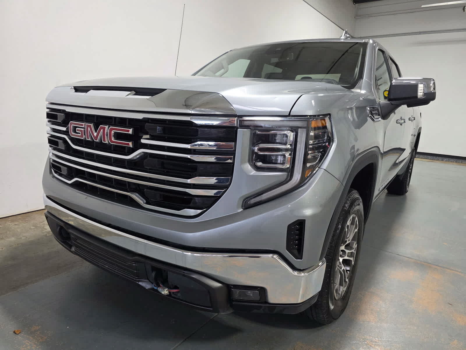 Used 2025 GMC Sierra 1500 SLT AWD/4WD image 1