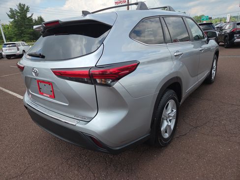 Used 2023 Toyota Highlander LE AWD/4WD image 3