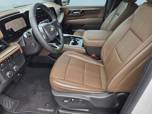 Used 2025 Chevrolet Suburban High Country RWD image 15