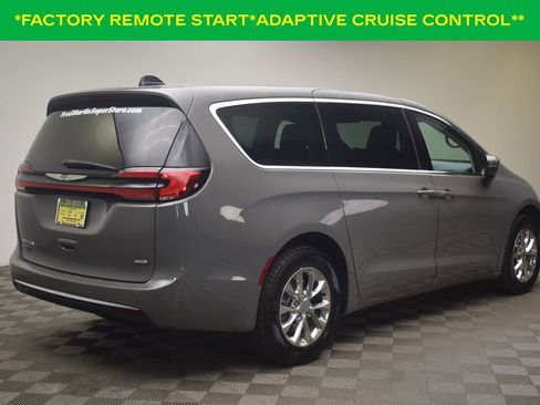 Used 2023 Chrysler Pacifica Touring-L AWD/4WD image 8
