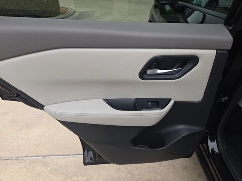 Certified 2025 Nissan Rogue SV FWD image 14